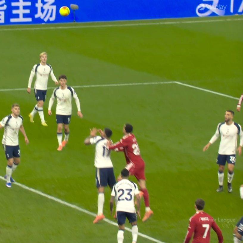 Pha bóng Ekitike đẩy Romero rõ ràng nhưng bàn thắng vẫn được công nhận cho Liverpool